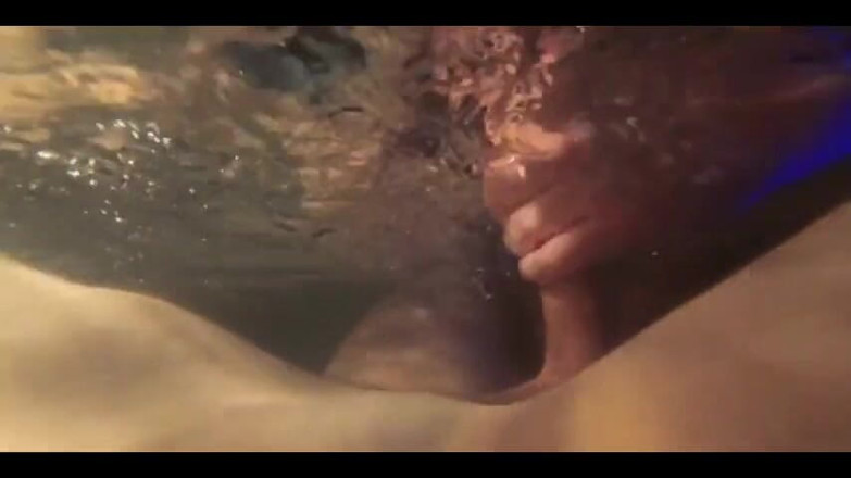 KarmenMilf: 물속에서 빨고 싶어하는 새엄마