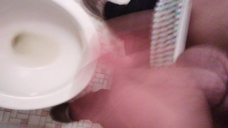 LilTaste: POV, une transgirl jouit devant la caméra en pissant sur...