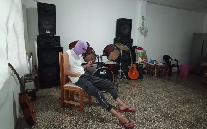 Goky: Sexi Music Teacher Poses Cachondo to Pupil