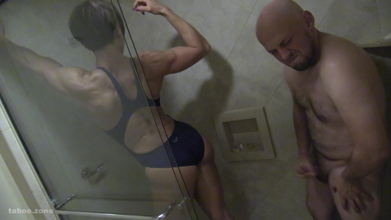 TabooZone: Mulher musculosa dominante faz um homem anão se masturbar no...