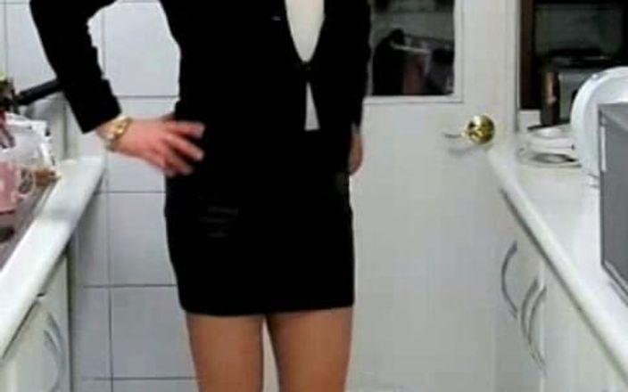 HectorChile1969: Crossdresser Fernanda Gomez experimentando sua minissaia na cozinha