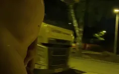 Betrapt naakt lopen op het parkeren