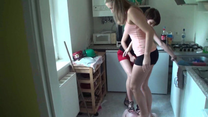Femdom Austria: Pedeapsă cu călcare în bucătărie