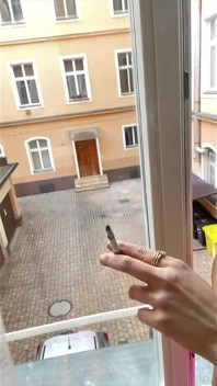 Palenie w oknie na selfie z Katriną