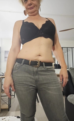 Sofy13: MILFka se svléká a masturbuje