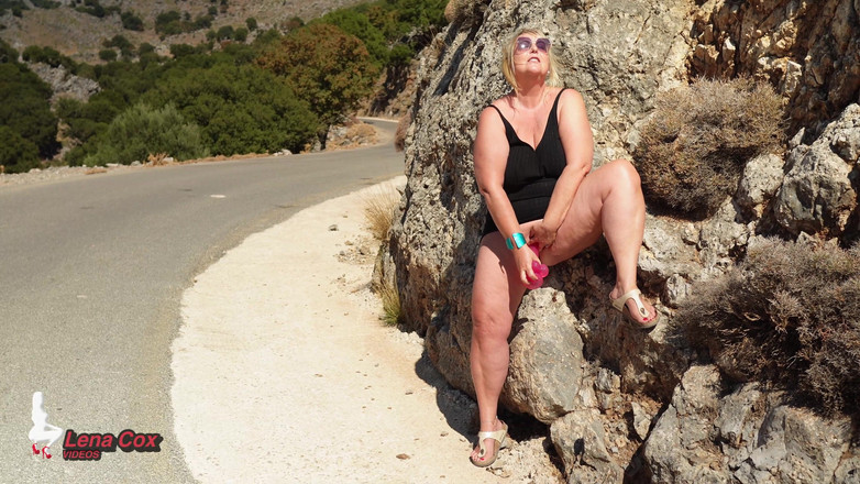 Lena Cox: Wild spuitend avontuur rauw plezier langs de bergweg
