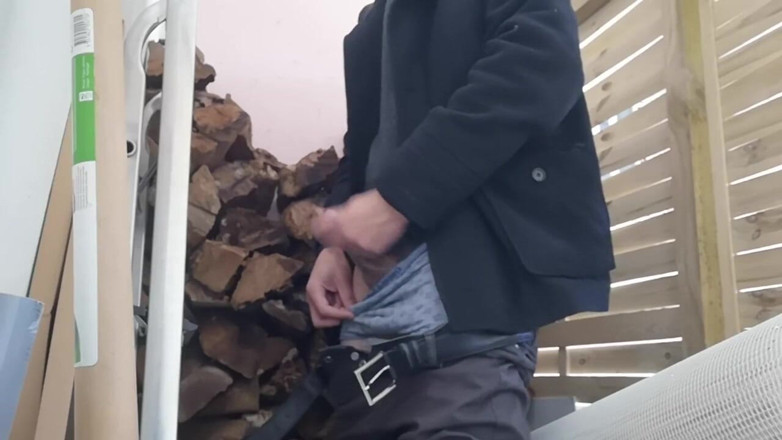 Rafael Torreano: Masturbándose en el lugar de almacenamiento de madera de mis...