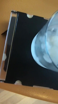 Beve 11 carichi di sperma raccolti da un bicchiere