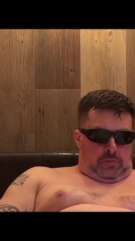 Yatakta mastürbasyon yapıyor