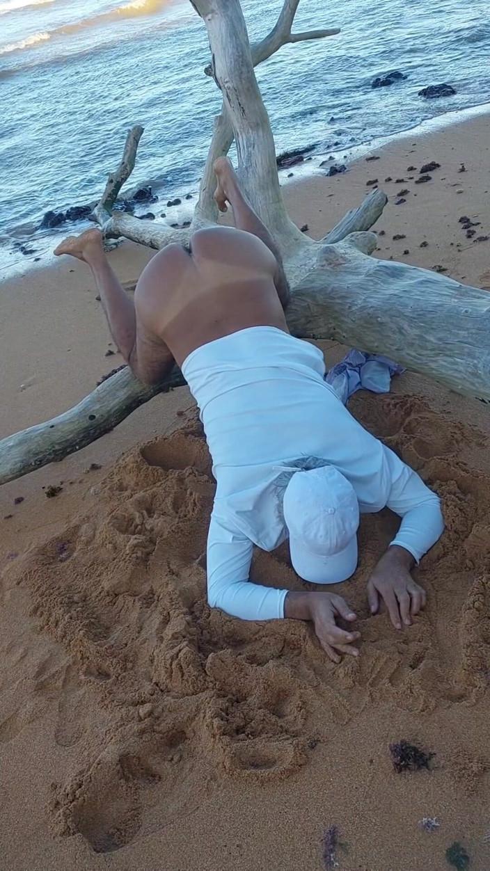 Ladysilvas: Ladysilva sulla spiaggia il mio culo abbronzato e un grosso...