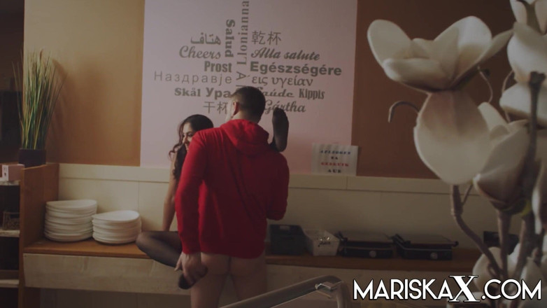 Mariska x: Entrega especial para indiana Sahara Knite