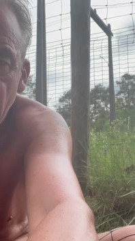Desnudo a lo largo de las pistas