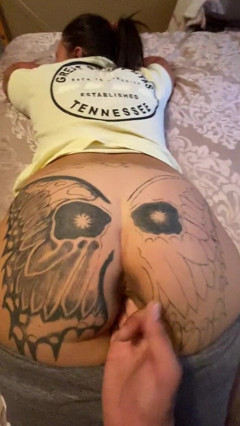 MzKiTTy91: Ragazza bianca con un culo perfetto scuote il culo