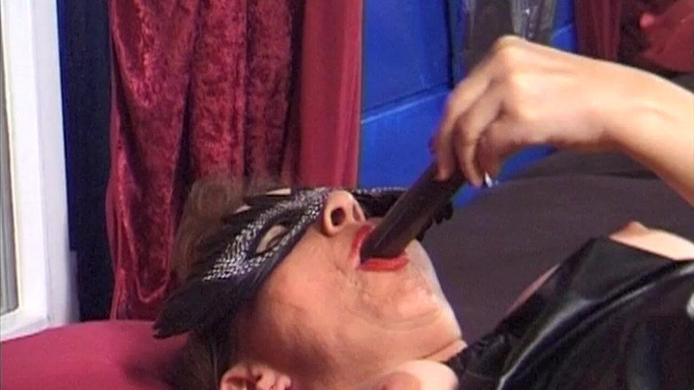 THAGSON 18+: Madura milf enmascarada empapada en cera caliente y esclavitud