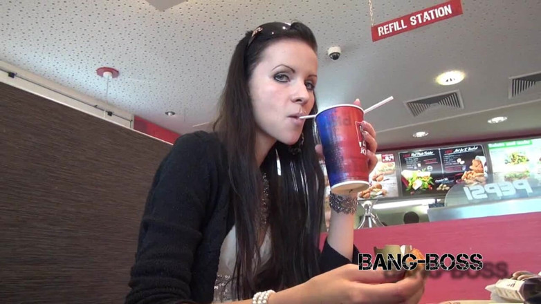 Bang-Boss: Model futut în toaleta Fastfood