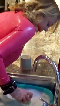 Latexový domácí otrok: dávaný, zdrženlivý a kapající všude