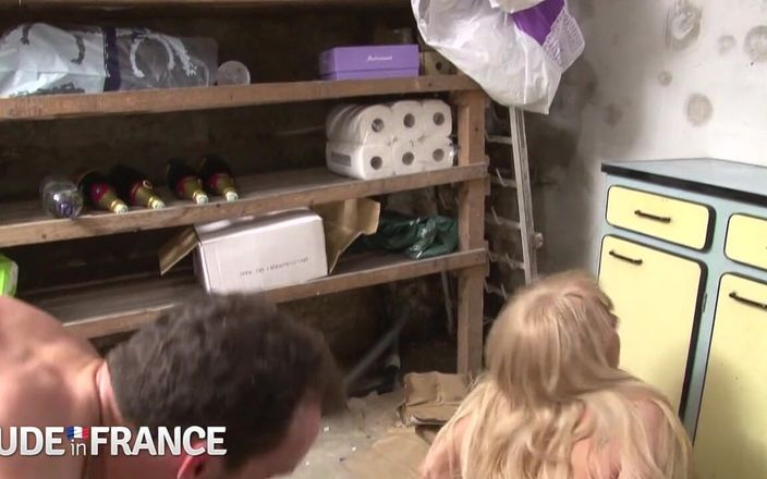 La France a Poil: Rubia cachonda chupa polla en un parque