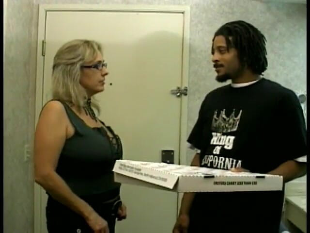First Black Sexperience: Anh chàng da đen làm việc như giao pizza mang đến cho...