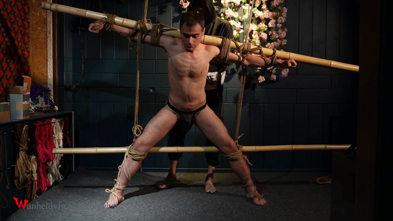Wanheldvig: Mooie Zeus Vastgebonden Met Jute Touwen Shibari Elegantie In Machteloze...