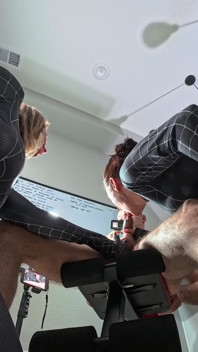 Spider Girls com uma bunda grande e peitões cavalga pau até ele gozar dentro