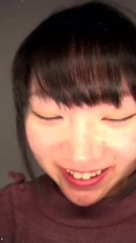 Kein anderes mädchen spielt mit einer rotzblase wie haruka Misaki, sie lässt es auf das Objektiv fallen und leckt es ohne scham