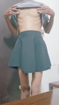 Sissy Femboy hladí jejího ptáka