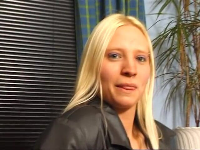 German Classic Porn videos: อินเนส สาวเยอรมันผมทอง คุ้ยหาเย็ดนอกบ้าน