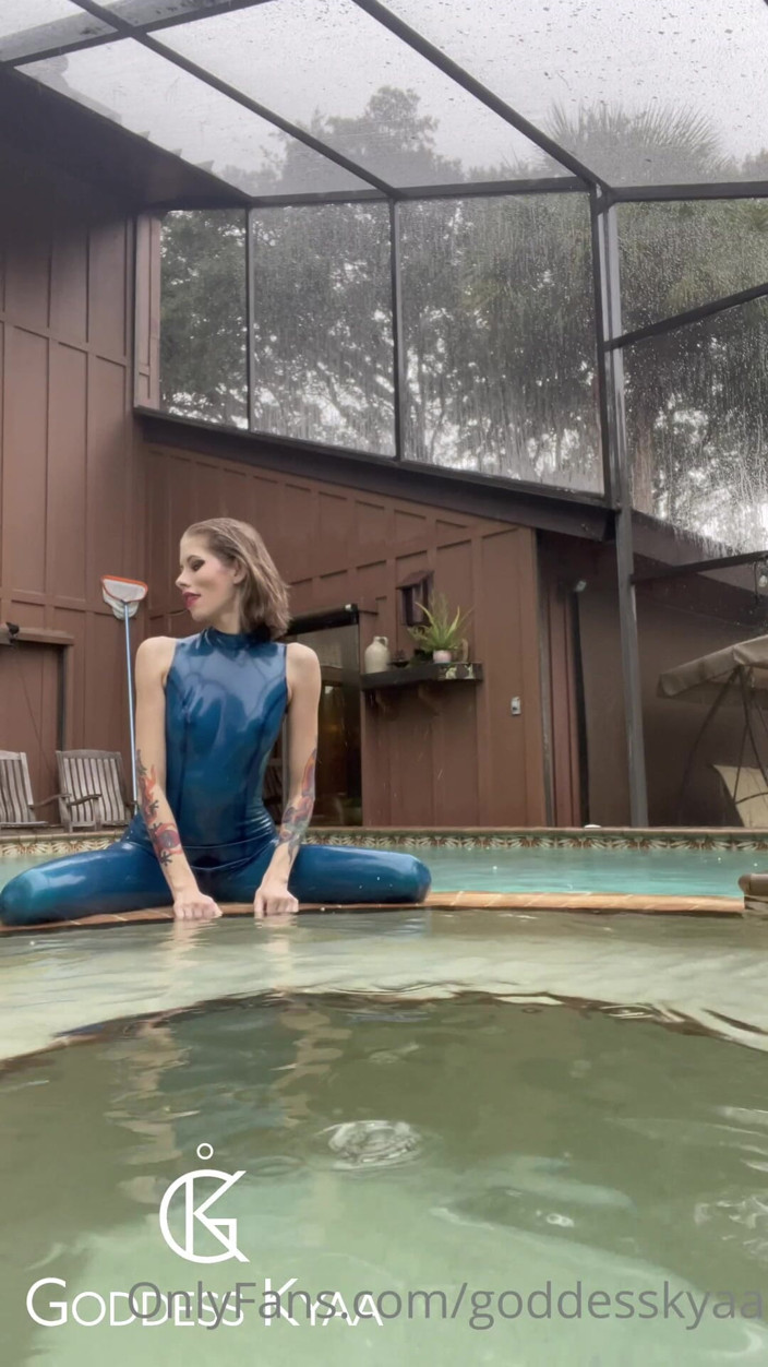 Kyaa Chimera: Adoră-mă în latex! Mă strecor în piscină purtând altceva decât costumul meu...