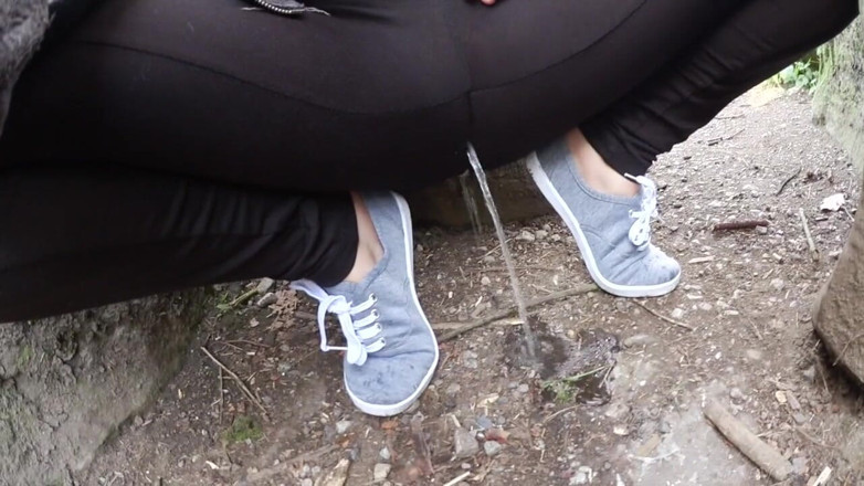 Faye Taylor: Outdoor desperation and pissing in my leggings