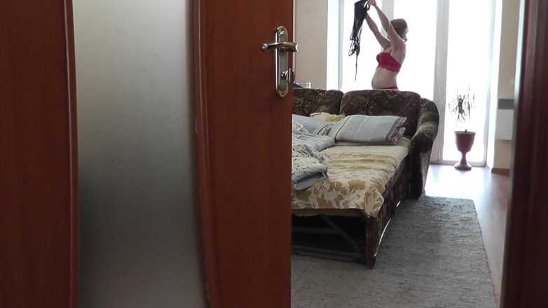 XXX-Platinum: Fiica vitregă se masturbează pizda umedă în toaletă tatăl vitreg urmărește,...