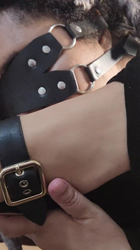 내 엉덩이를 모두 빨아주는 동안 내 작은 친구의 발을 핥아