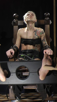 Nicky Tickling Block Throne