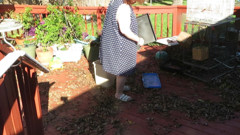 BBW nurse Vicki adventures with friends: Jugando en mi jardín mostrando mis tetas vientre culo, piernas...