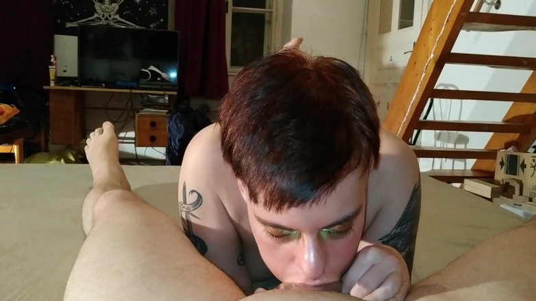 Beth Kinky: Tatuerad tonåring POV slarvig deepthroat &amp;ge pro handjob för min tjocka...