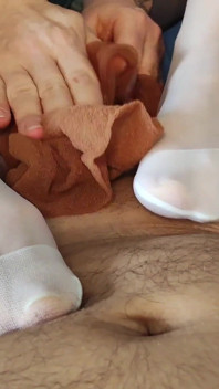 Pantyhose nilon baru dirasmikan dengan footjob