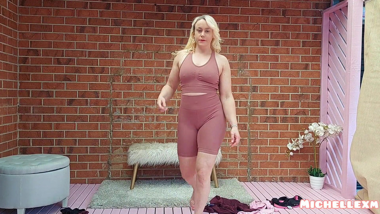 Michellexm: 大内裤尝试与 Wedgies 大屁股天然 wedgie 紧致惠蒂可见内裤线