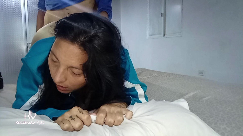 KarameloVzla: La puttana figliastra aspetta con il culo in piedi per...