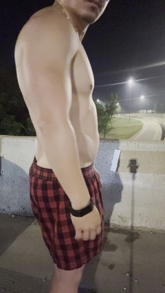 barenakedboy: फ्लेक्सिंग और दिखावा