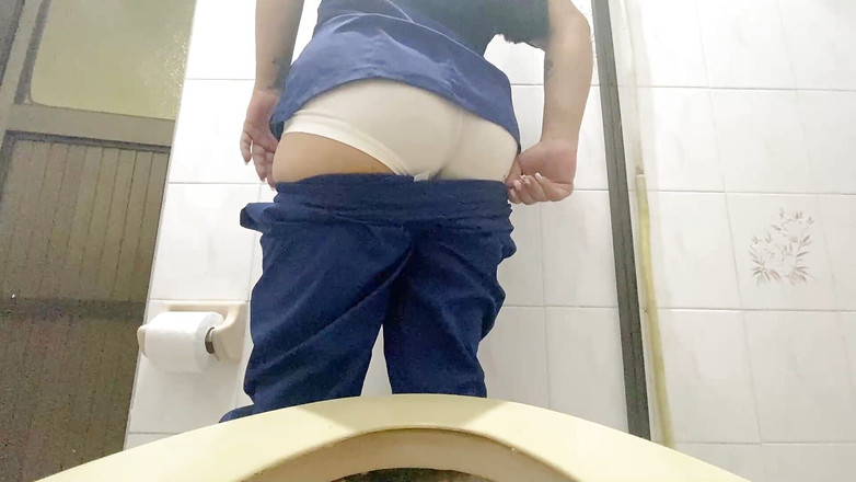 irina69star: Enfermeira pega mijando no hospital