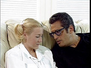 Xxx Auditions: Blonďatá studentka si hraje s kundičkou