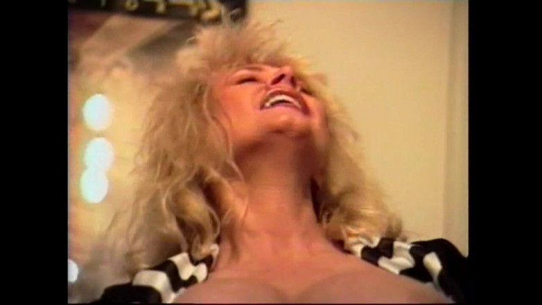 Vintage megastore: Cette femme mature excitée à forte poitrine est satisfaite de sucer...
