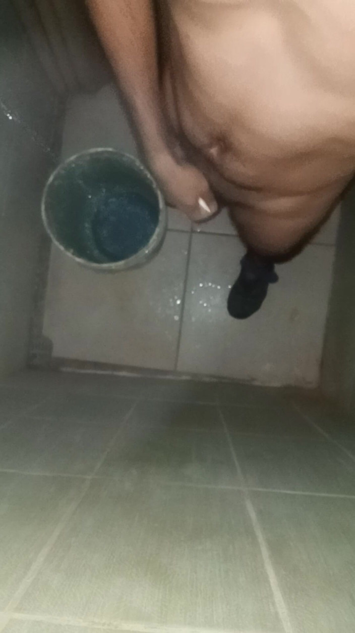 Cute boy jerks off: Lelaki pancut mani membawanya mandi untuk melancap