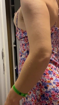 Updress burlas con sexy tetas naturales y coño peludo