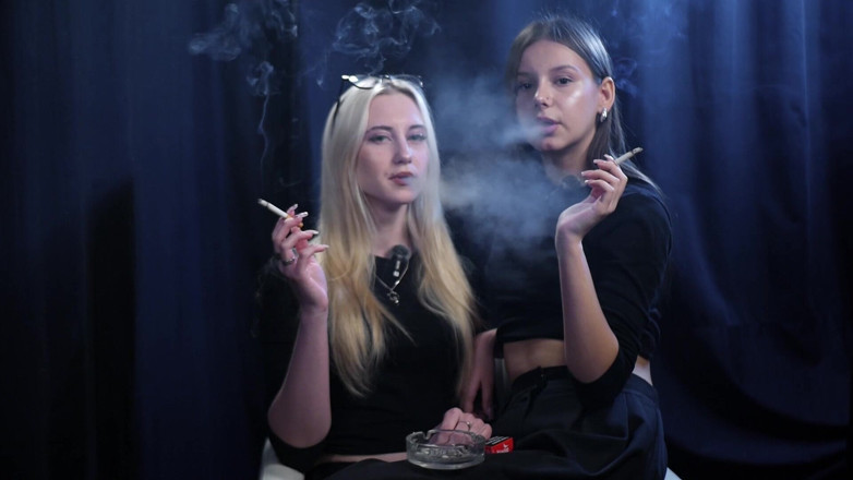 Russian Smokers: Dvě ženy spolu kouří v tmavém studiu s jemným modrým osvětlením