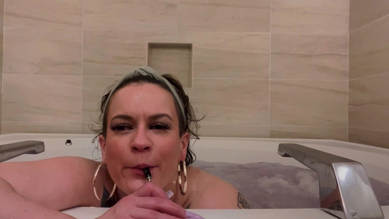 Quinn Marie: Cewek semok bertato lagi asik mainin memeknya di bak mandi...