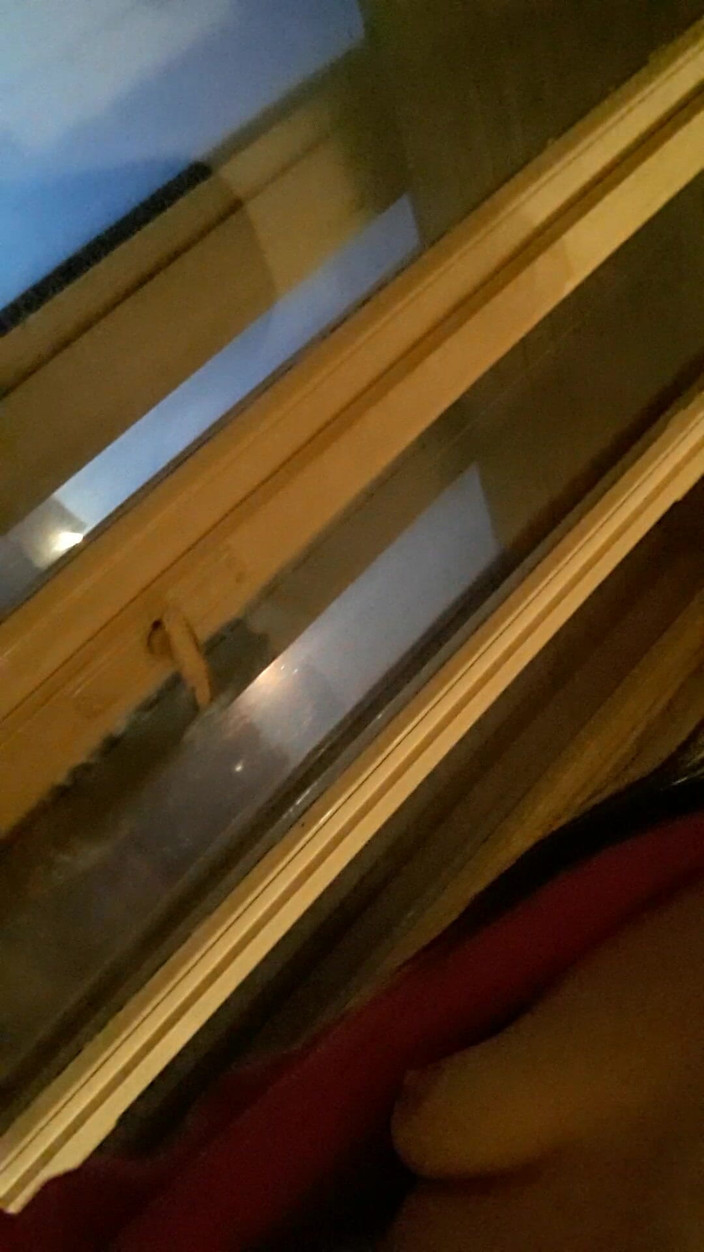 WEBREGINETTA2023: Auf nacktem Stuhl vor dem Fenster stehend