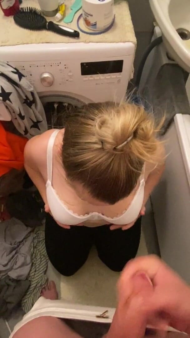 Bootyass Girl: Ризикований швидкий мінет у ванній, коли мачуха була в сусідній кімнаті