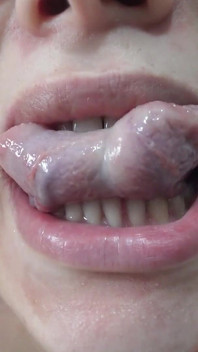 La mia sorellastra fa feticismo della lingua, gioca con la bocca e poi mostra i denti