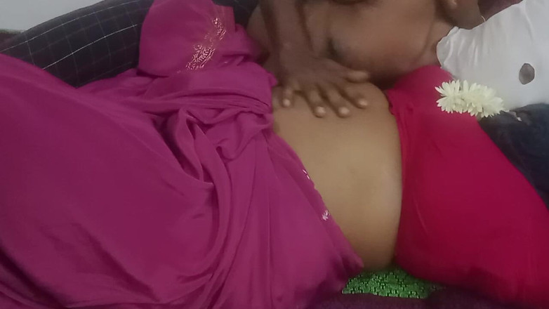 Santhi89: Ibu rumah tangga semok tamil dengan kain siri lagi asik...