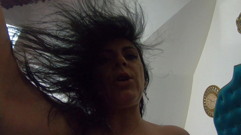 MilfyCalla: Milfycalla- Třem si kundičku, dokud nechutnám na kalhoty